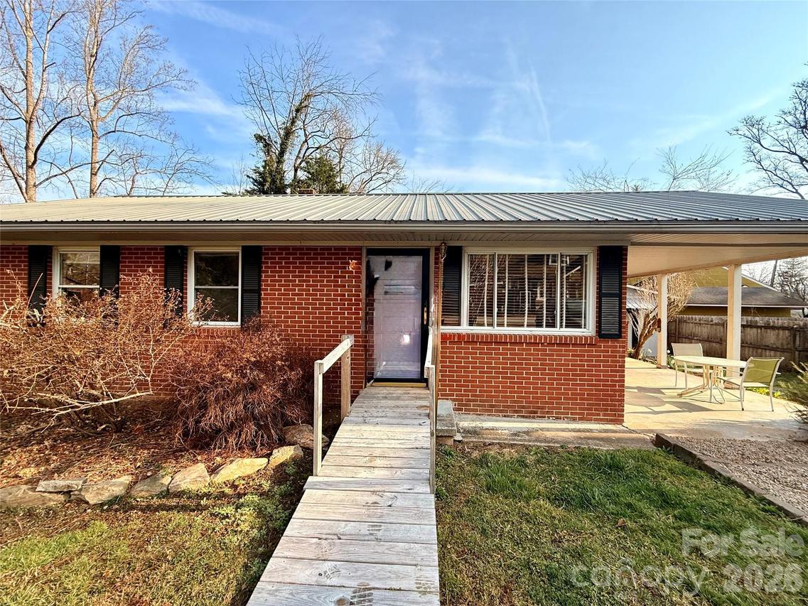 22 Robinson Ave., Brevard, NC 28712