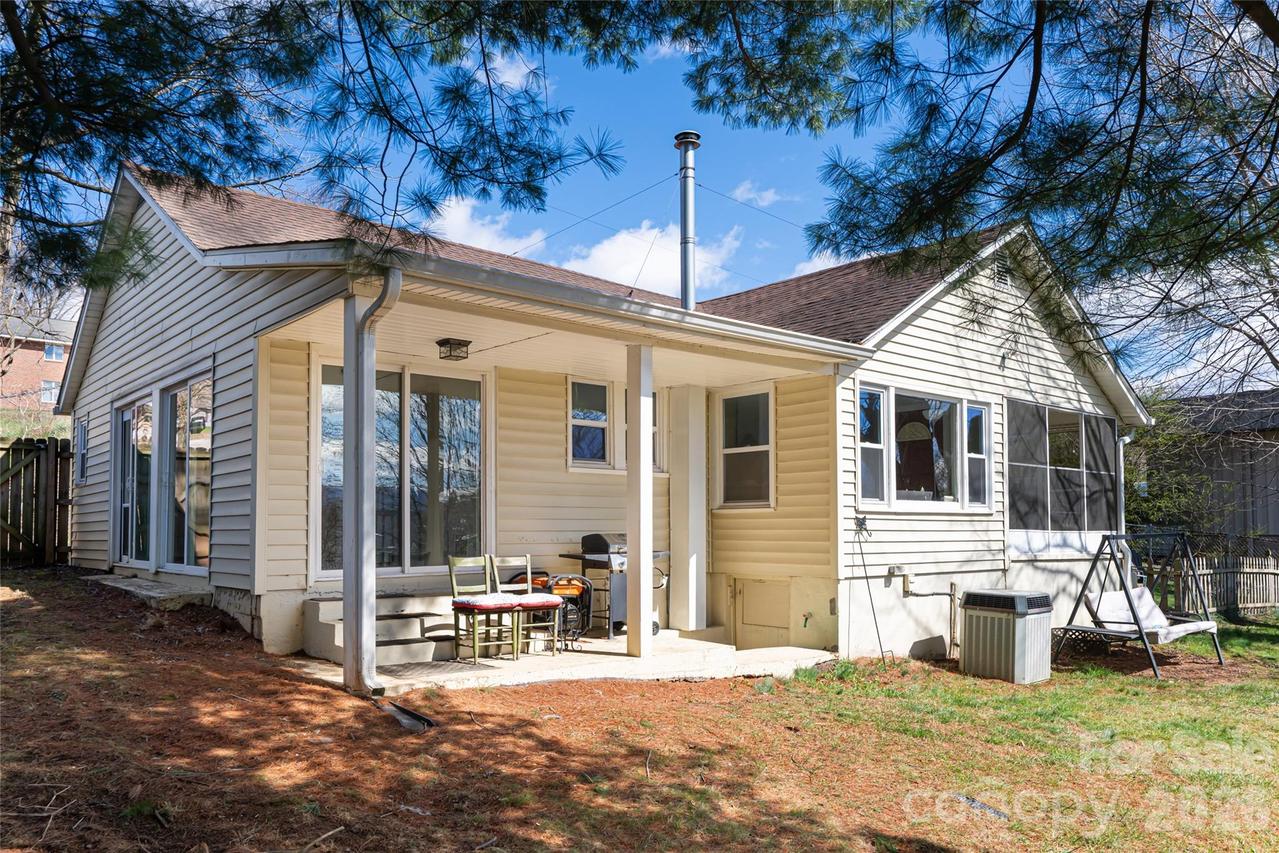 203 Pine St., Candler, NC 28715