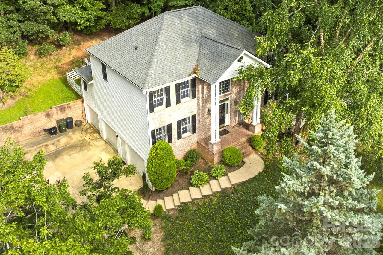 314 Sweetwater Hills Dr., Hendersonville, NC 28791
