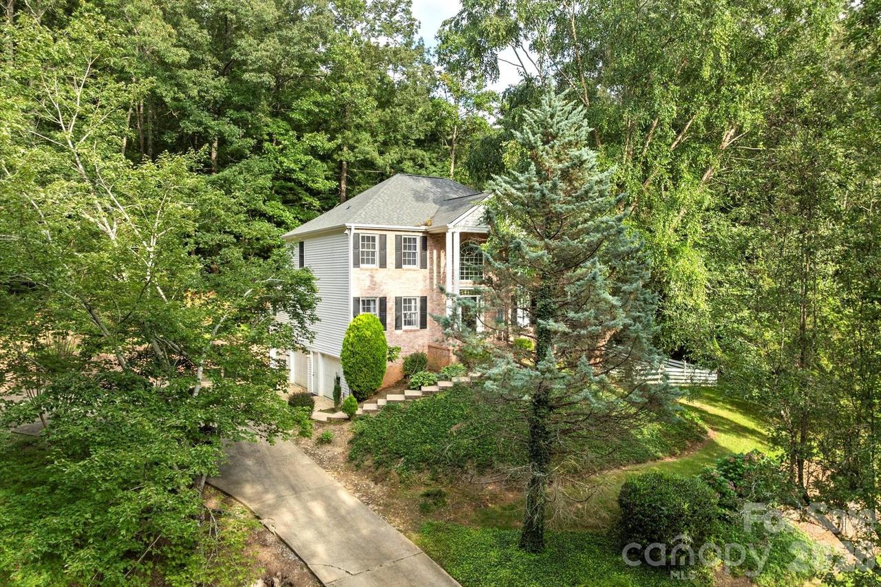 314 Sweetwater Hills Dr., Hendersonville, NC 28791