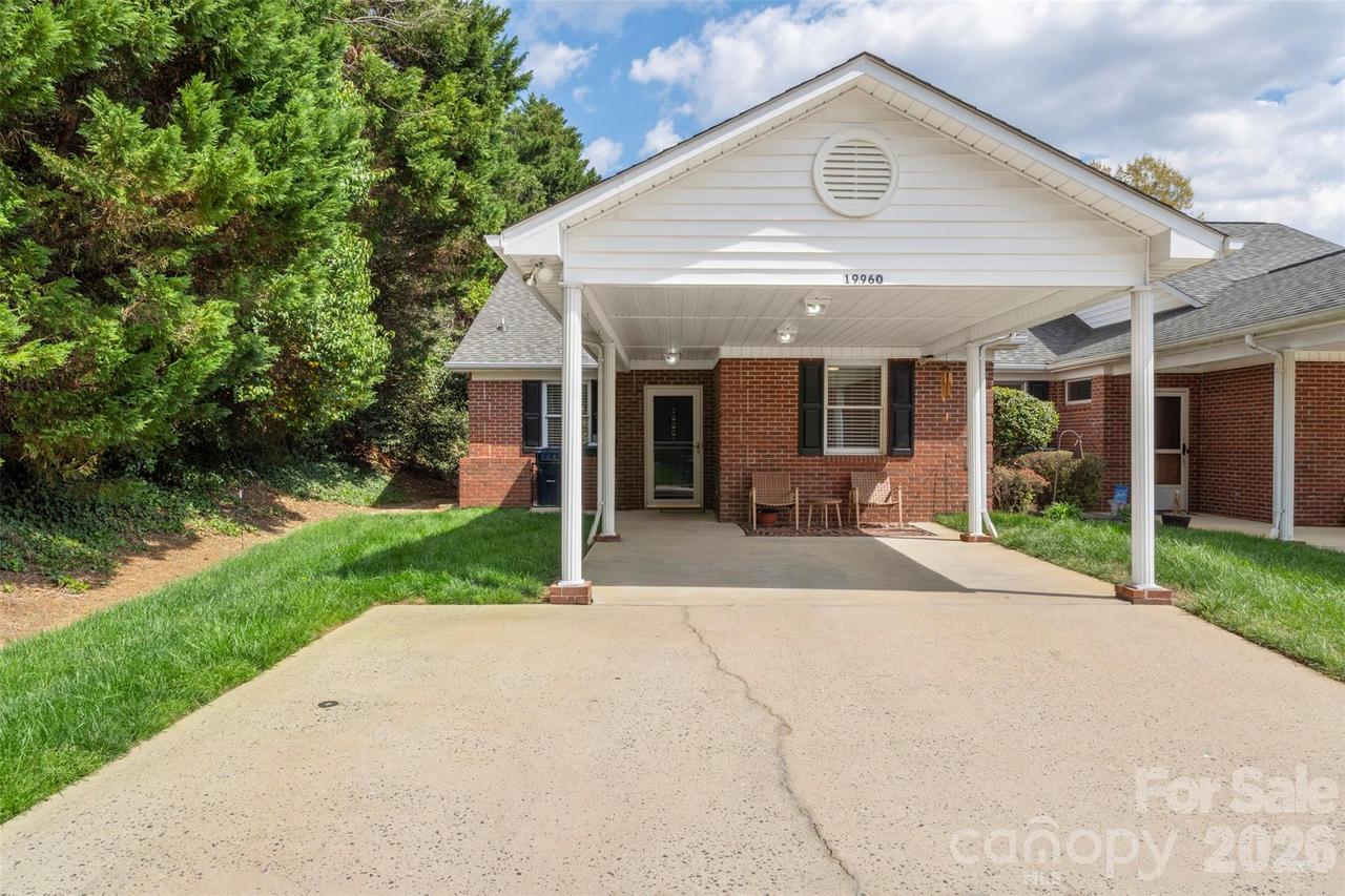 19960 Oak Leaf Cir., Cornelius, NC 28031