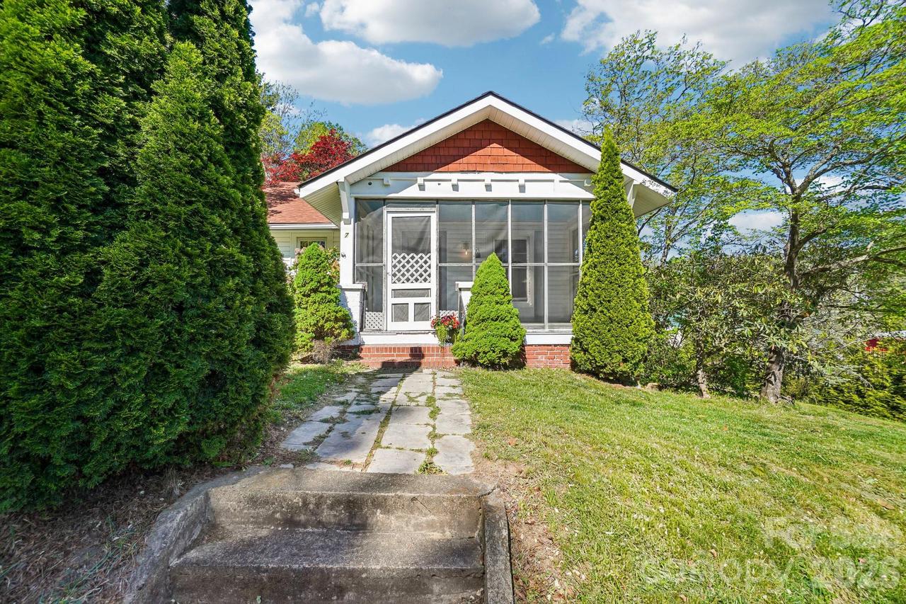 7 Oteen Park Pl., Asheville, NC 28805