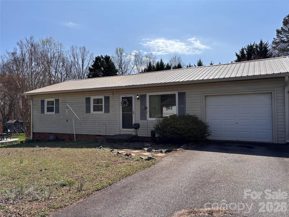 5445 Glenview Dr., Hickory, NC 28602