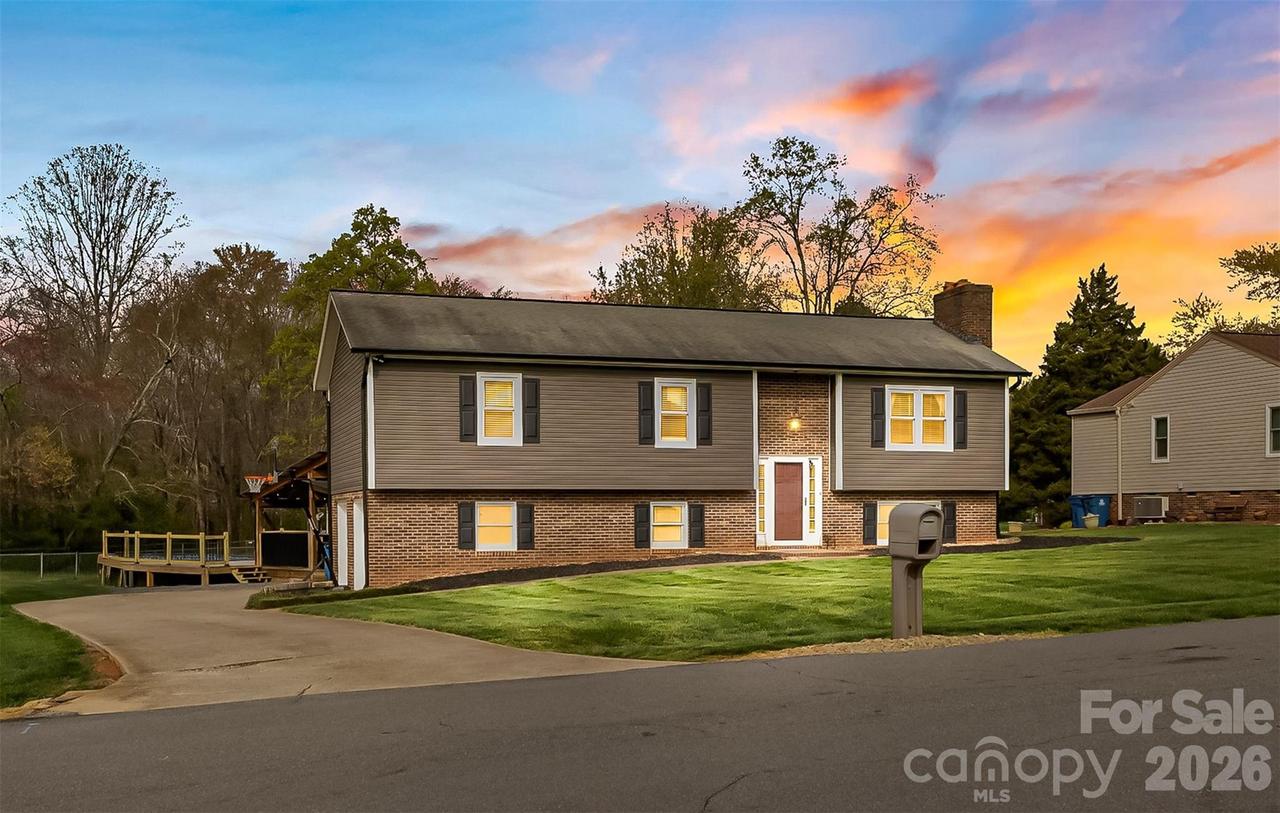 1757 Castlewood Ct., Hickory, NC 28602