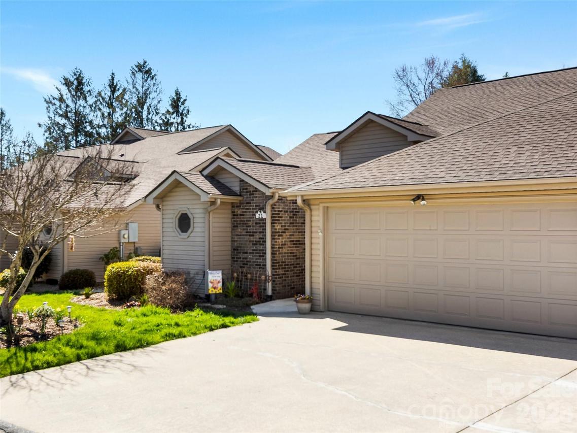 21 Tisha Ln., Hendersonville, NC 28739