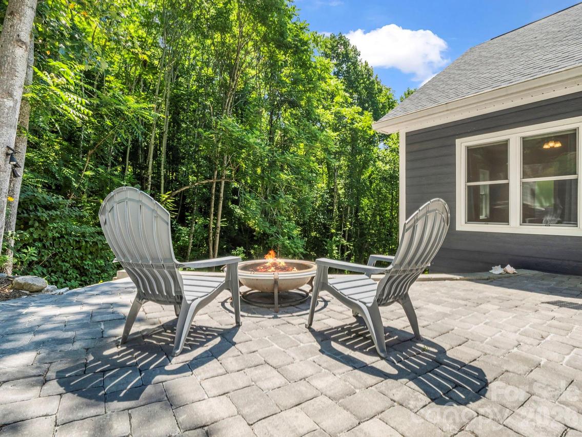 38 Scenic View Dr., Hendersonville, NC 28792
