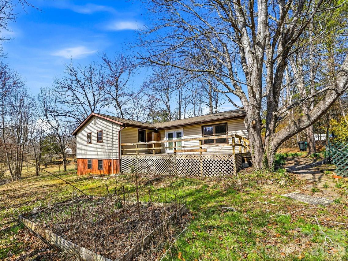 7 Nelson Rd., Hendersonville, NC 28791