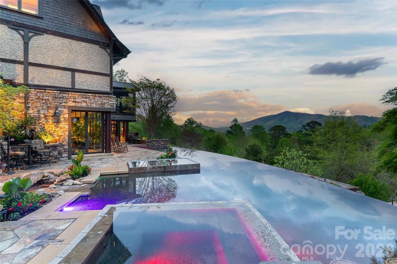 66 N Deerhaven Ln., Asheville, NC 28803