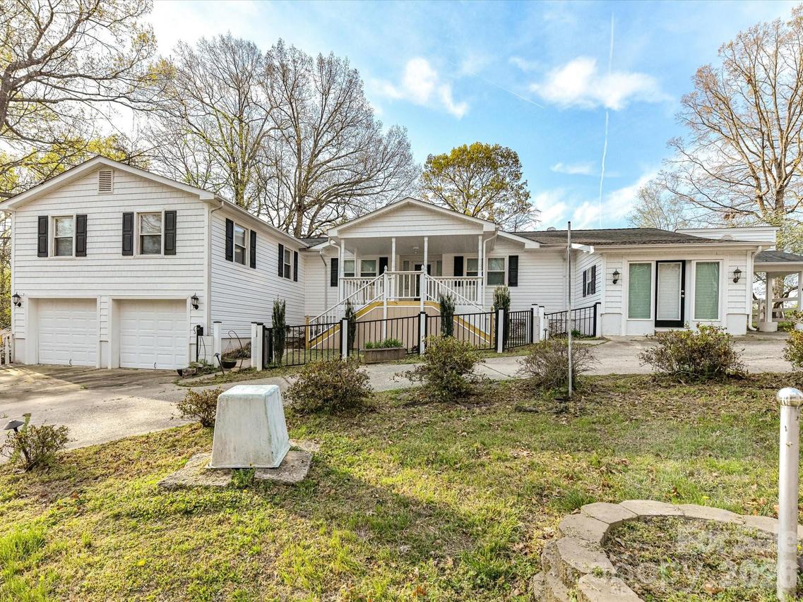 916 Lakewood Dr., Matthews, NC 28104