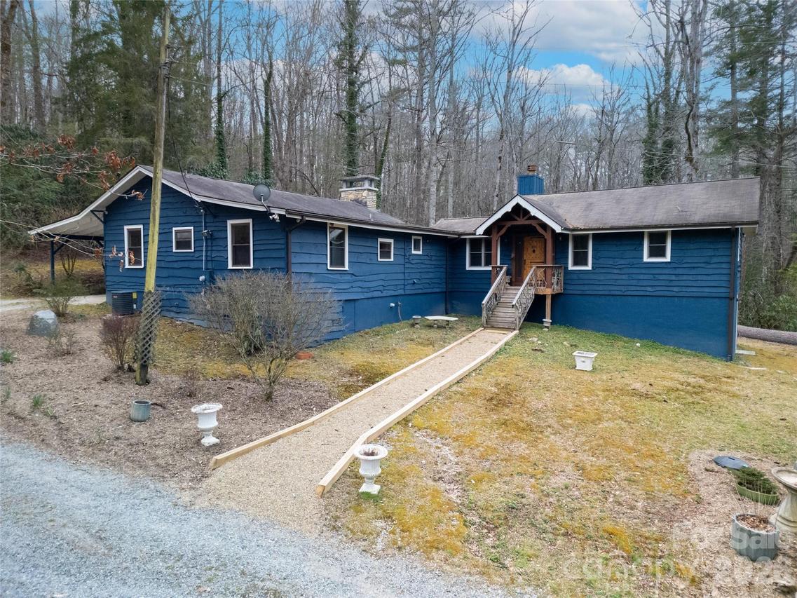 231 Cedar Ln., Brevard, NC 28712