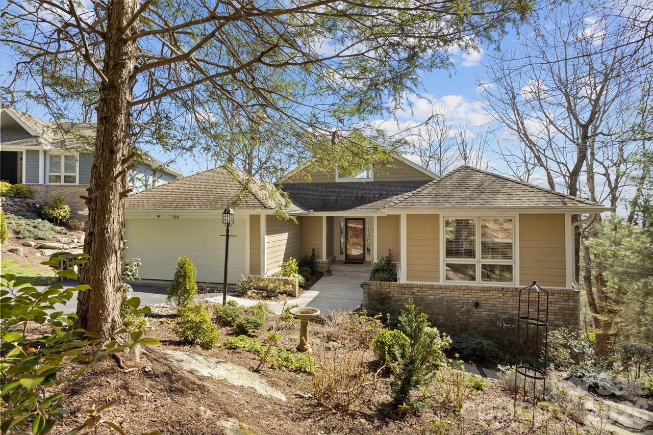 210 Claymoor Ct., Flat Rock, NC 28731