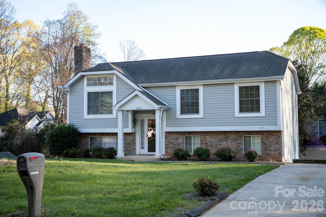 1018 Farmfield Ln., Charlotte, NC 28213