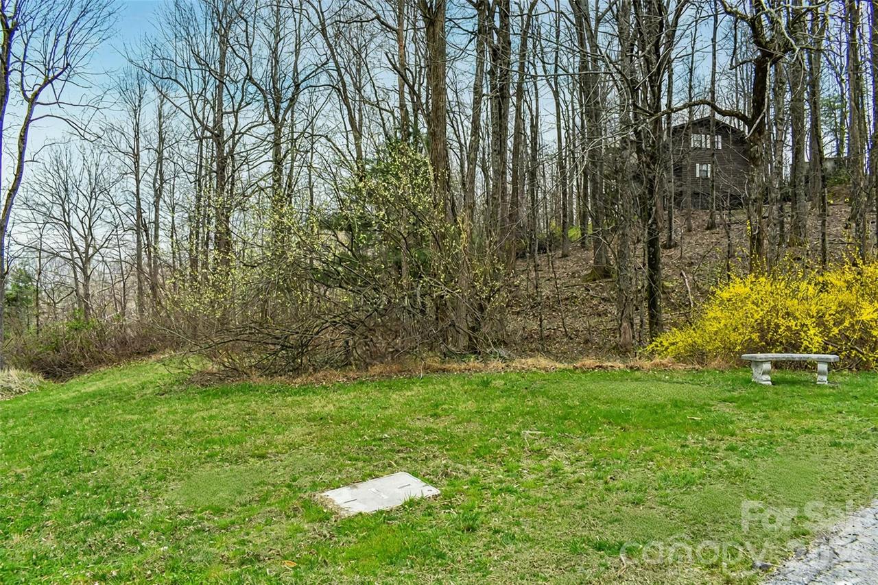 252 Pinewood Cir., Hendersonville, NC 28739