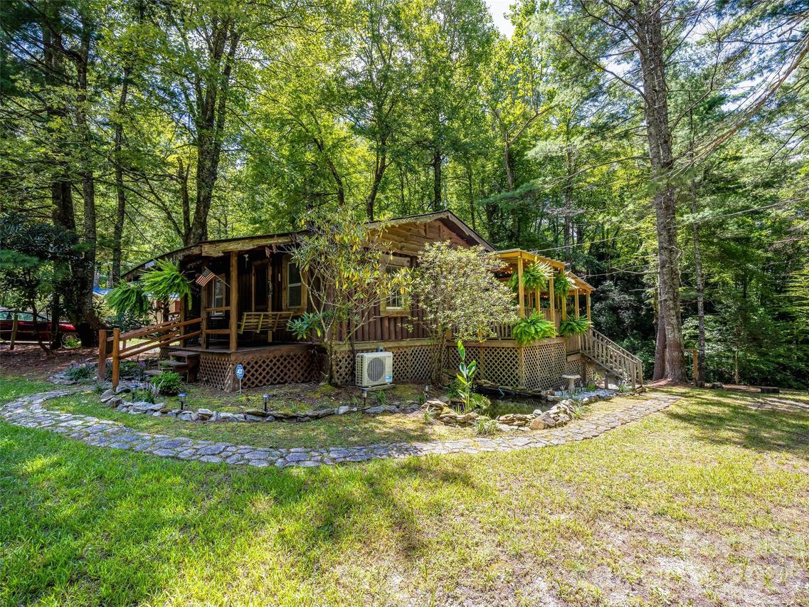 685 Shumont Rd., Black Mountain, NC 28711