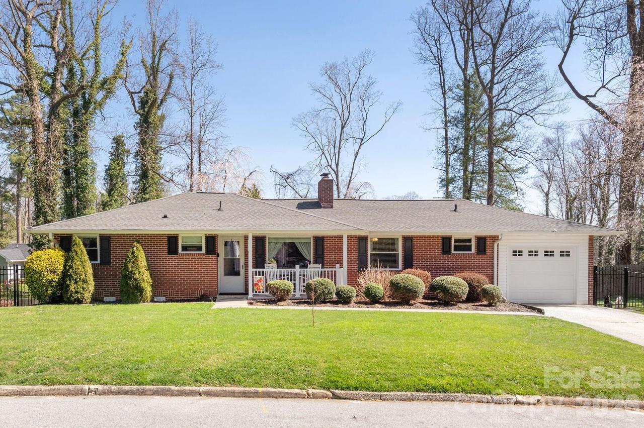 306 Taylor St., Hendersonville, NC 28739