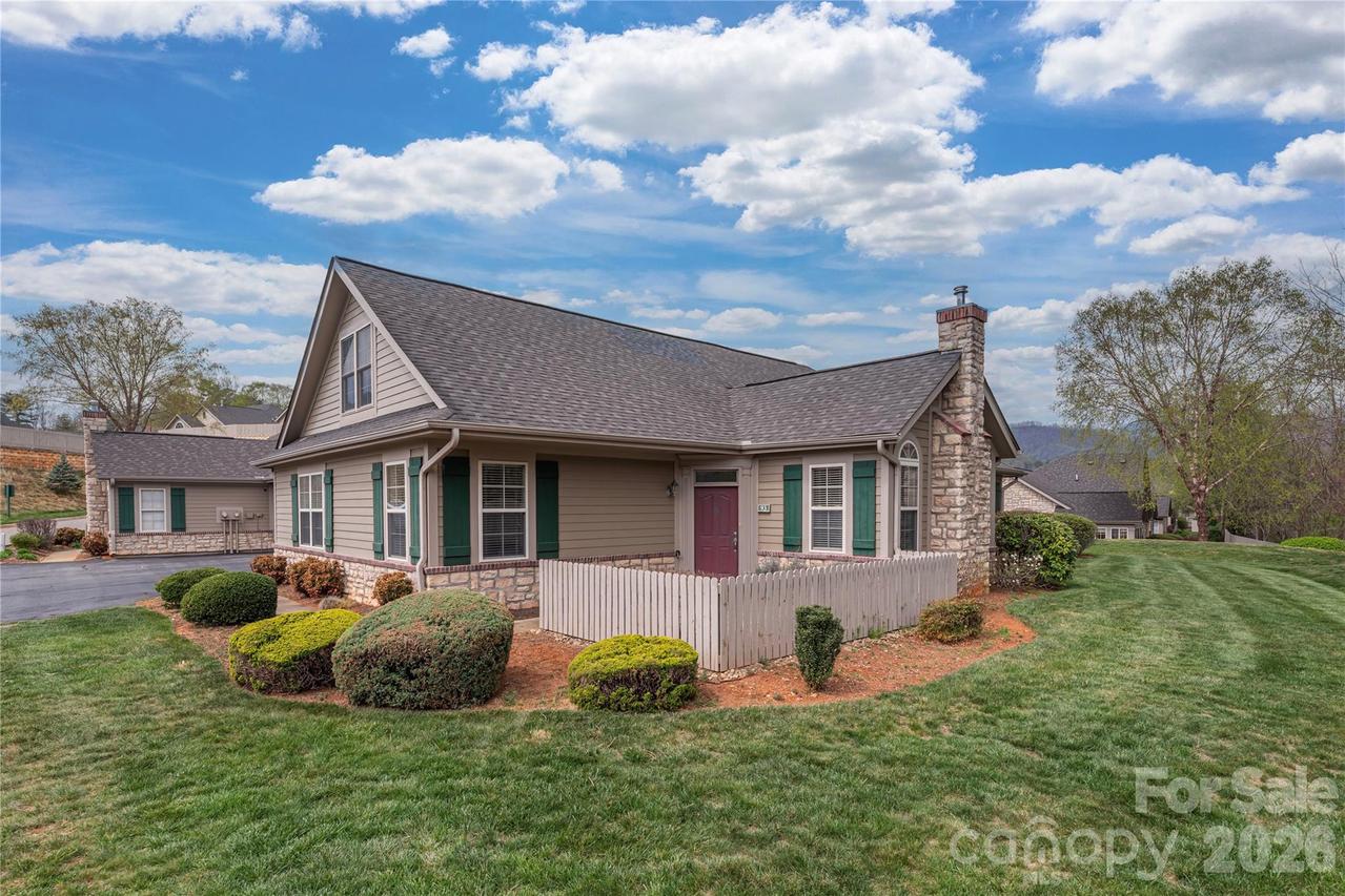93 Outlook Cir., Swannanoa, NC 28778