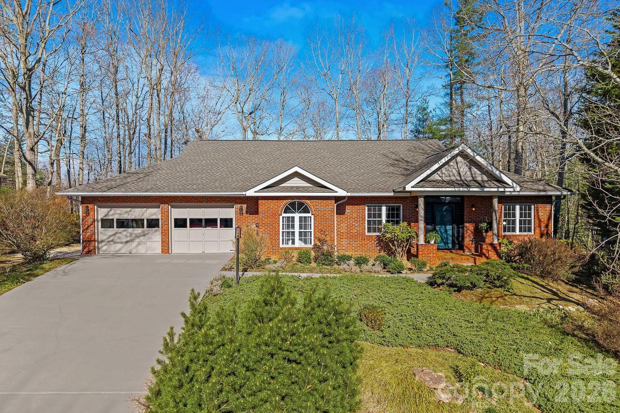 306 Croydon Dr., Hendersonville, NC 28791