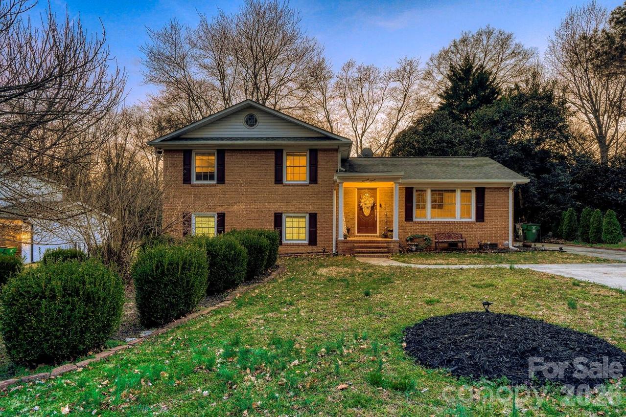 1315 Shady Bluff Dr., Charlotte, NC 28211