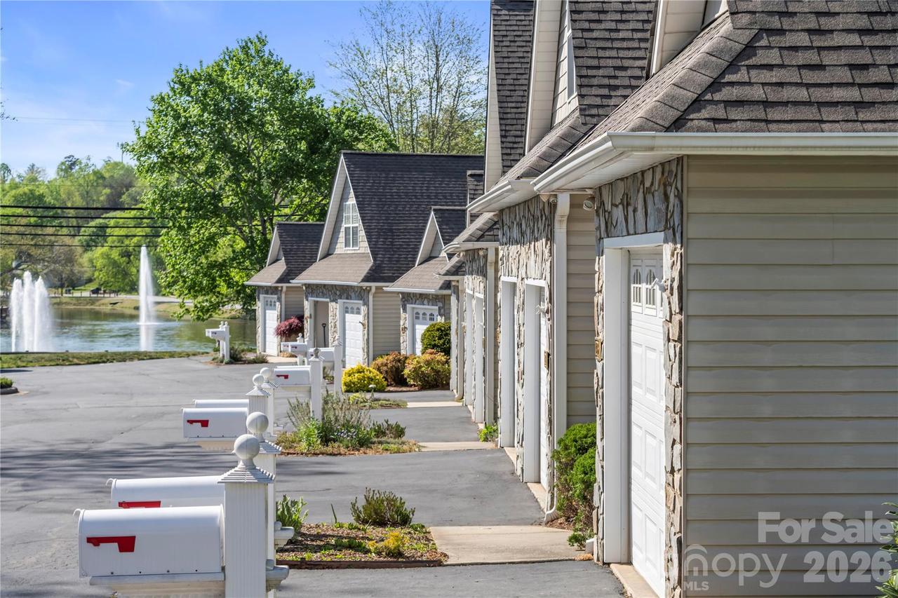 206 Waters Edge Dr., Weaverville, NC 28787