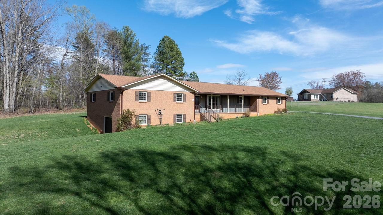 5515 Chestnut Dr., Hickory, NC 28602