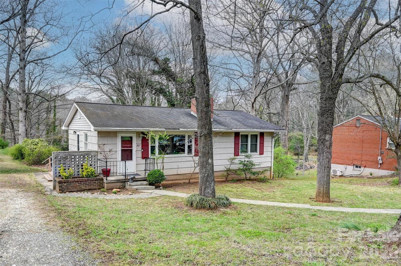 297 White Pine Dr., Asheville, NC 28805