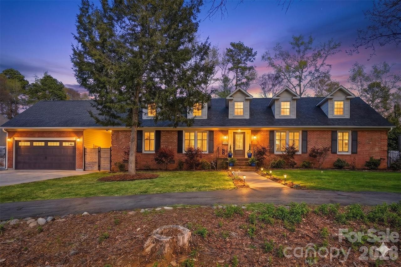 6123 Lake Providence Ln., Charlotte, NC 28277