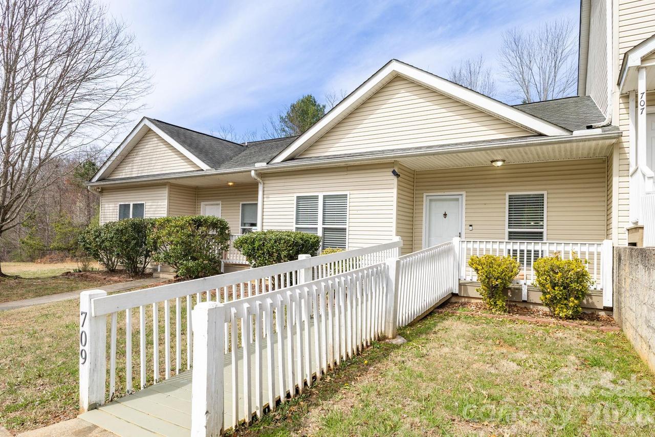 709 Villas Ct., Asheville, NC 28806