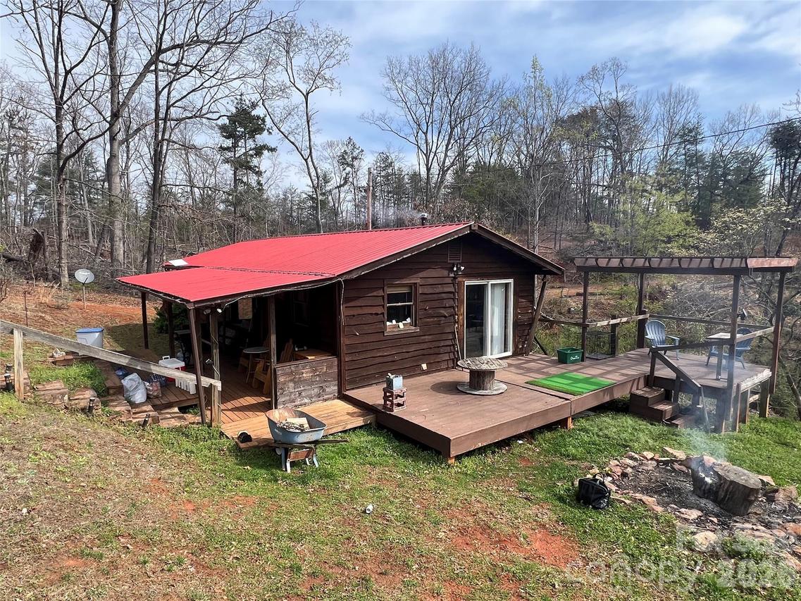 365 Hillbilly Ln., Mill Spring, NC 28756