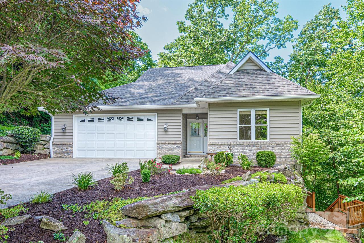 299 Carriage Summitt Way, Hendersonville, NC 28791