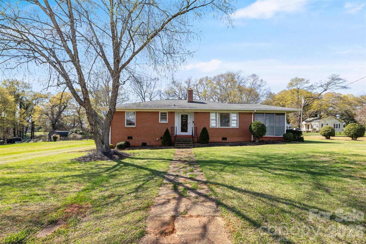 116 Crest St., Mount Holly, NC 28120