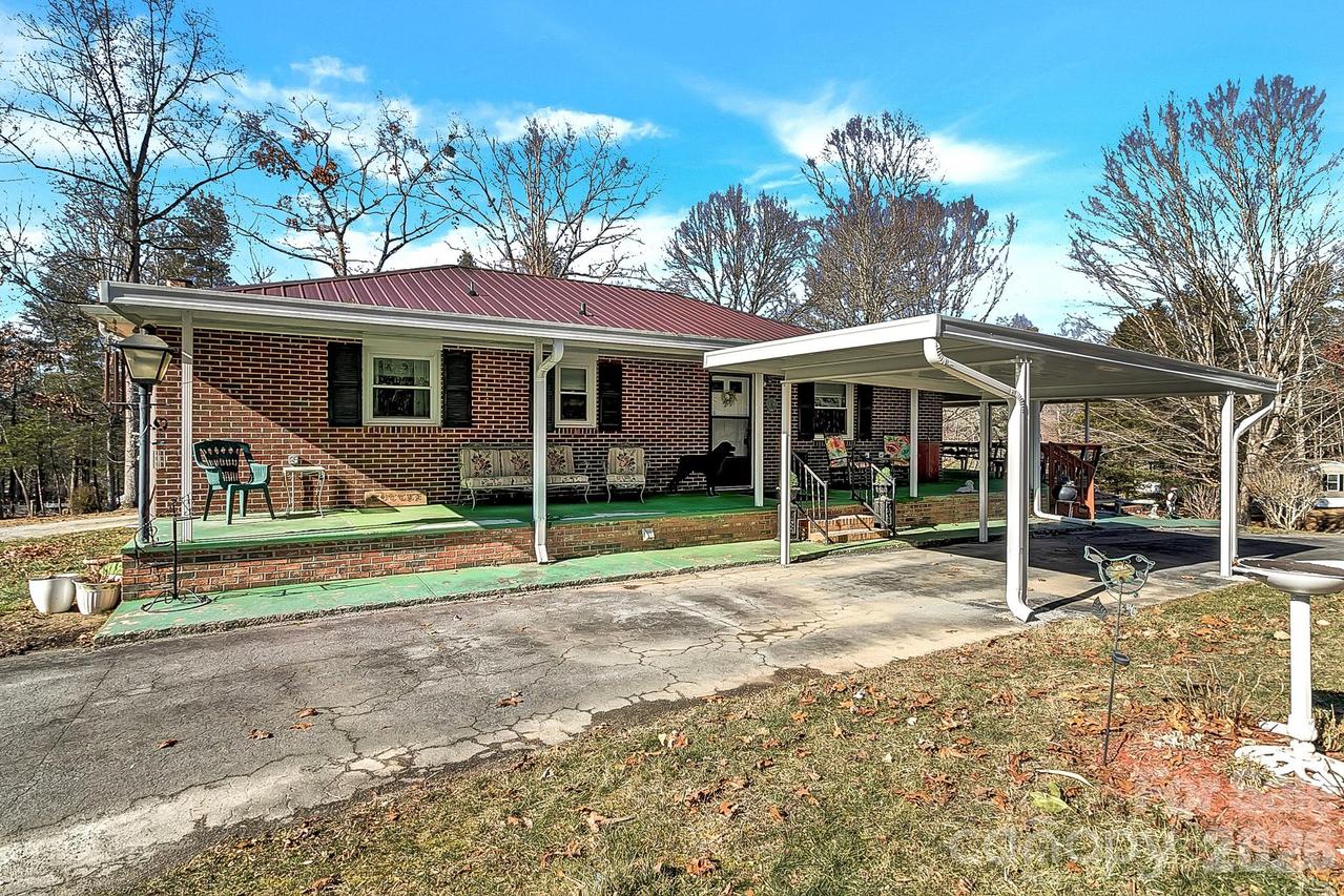 44 Tuttle Rd., Hendersonville, NC 28792