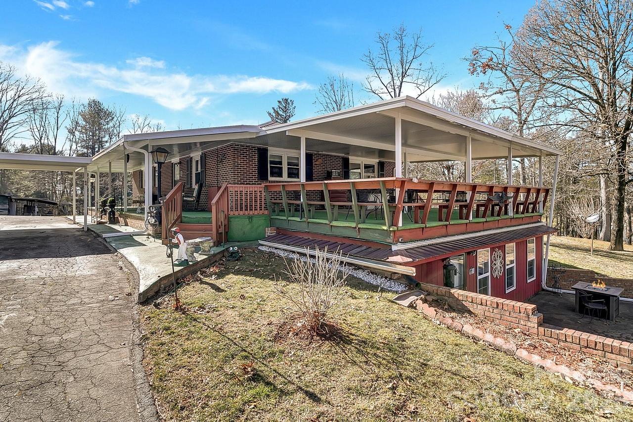 44 Tuttle Rd., Hendersonville, NC 28792