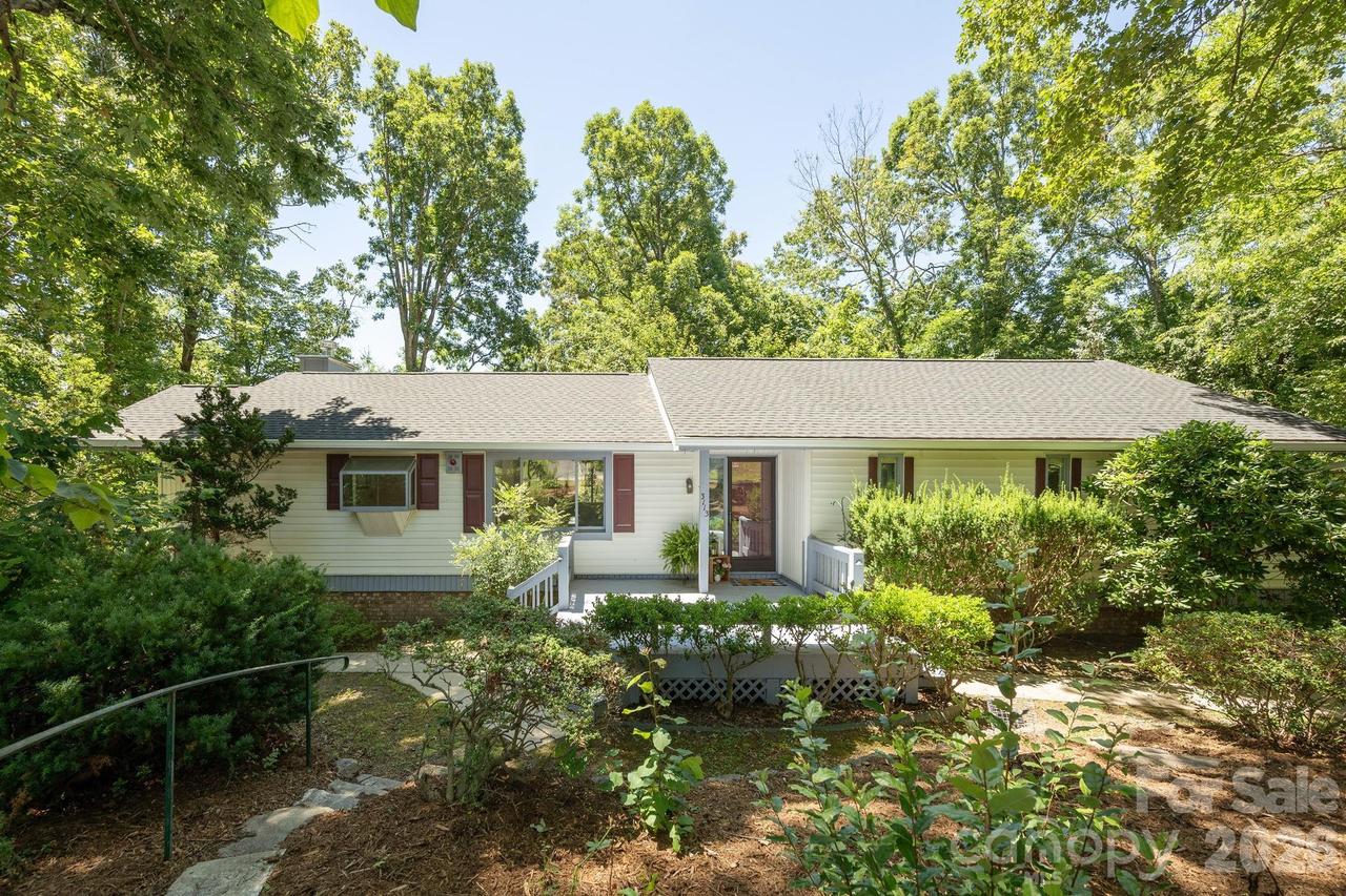 3113 Primrose Dr., Hendersonville, NC 28792