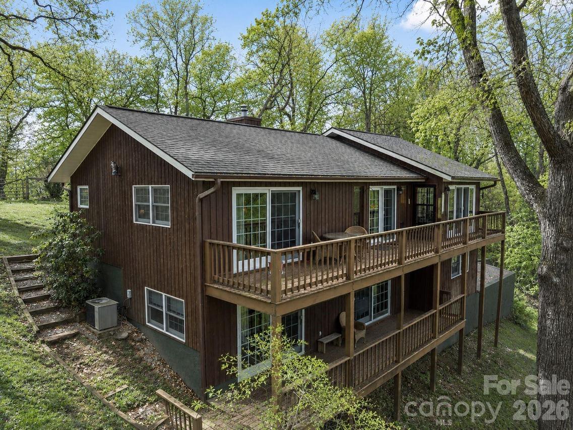 415 Treetop Ln., Waynesville, NC 28785