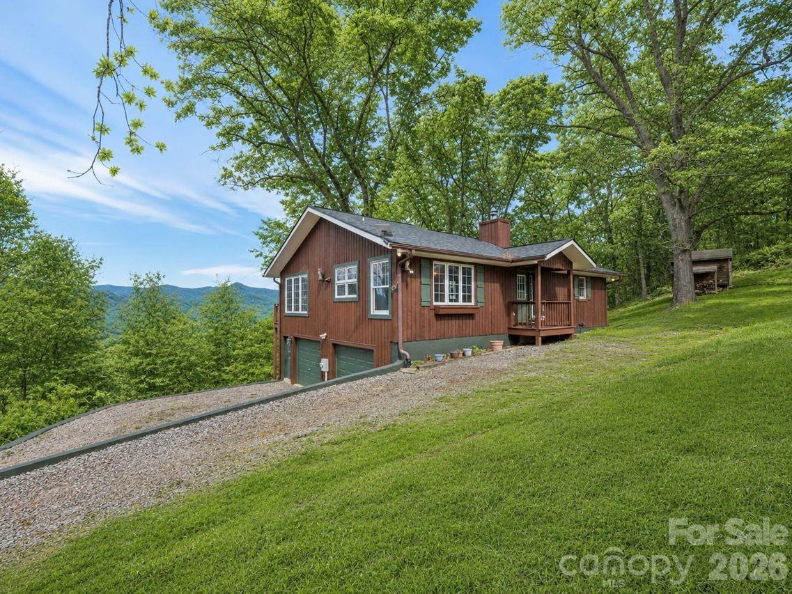 415 Treetop Ln., Waynesville, NC 28785
