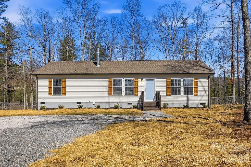 17 Windy Acres Dr., Hendersonville, NC 28792