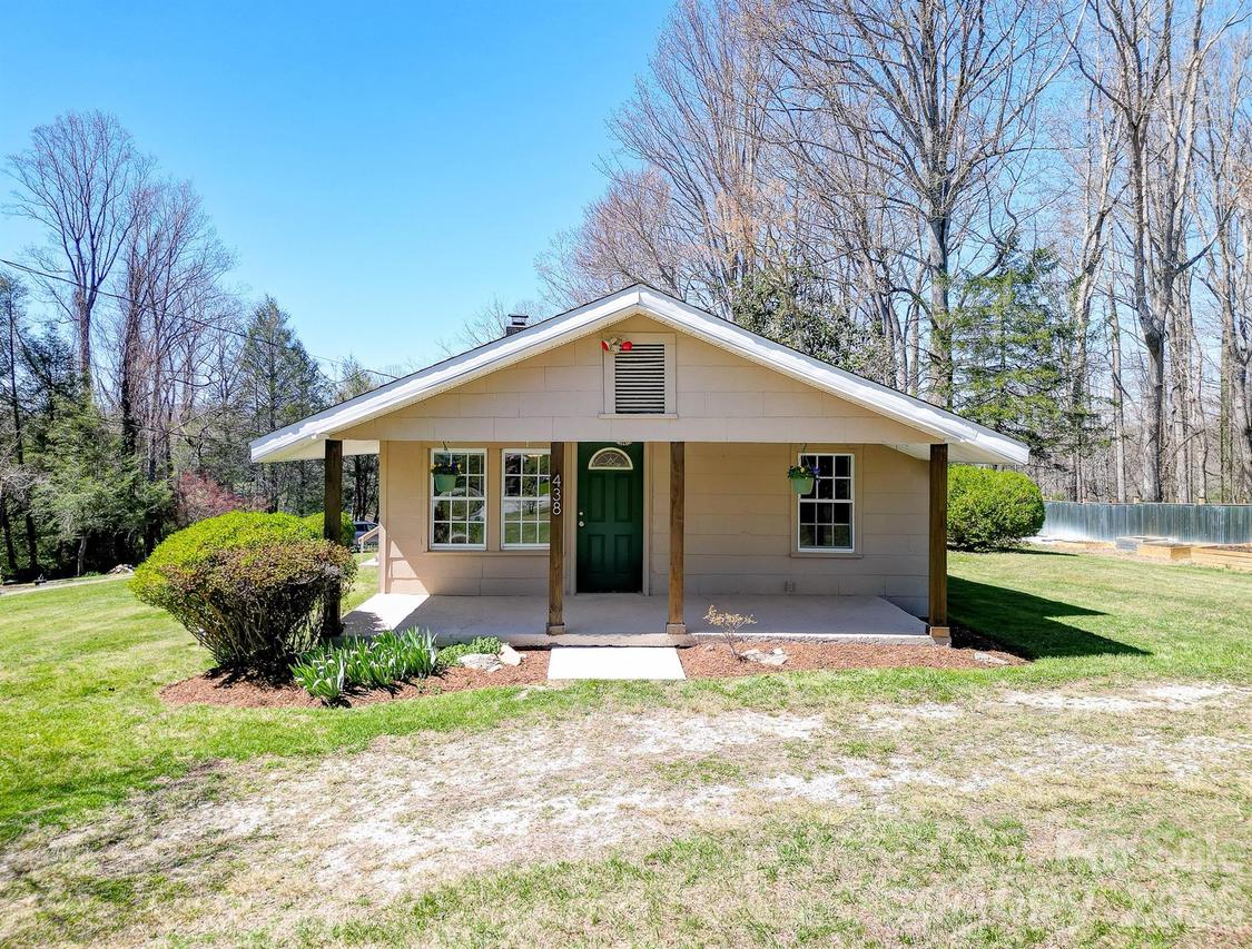 438 Loop Rd., Hendersonville, NC 28792