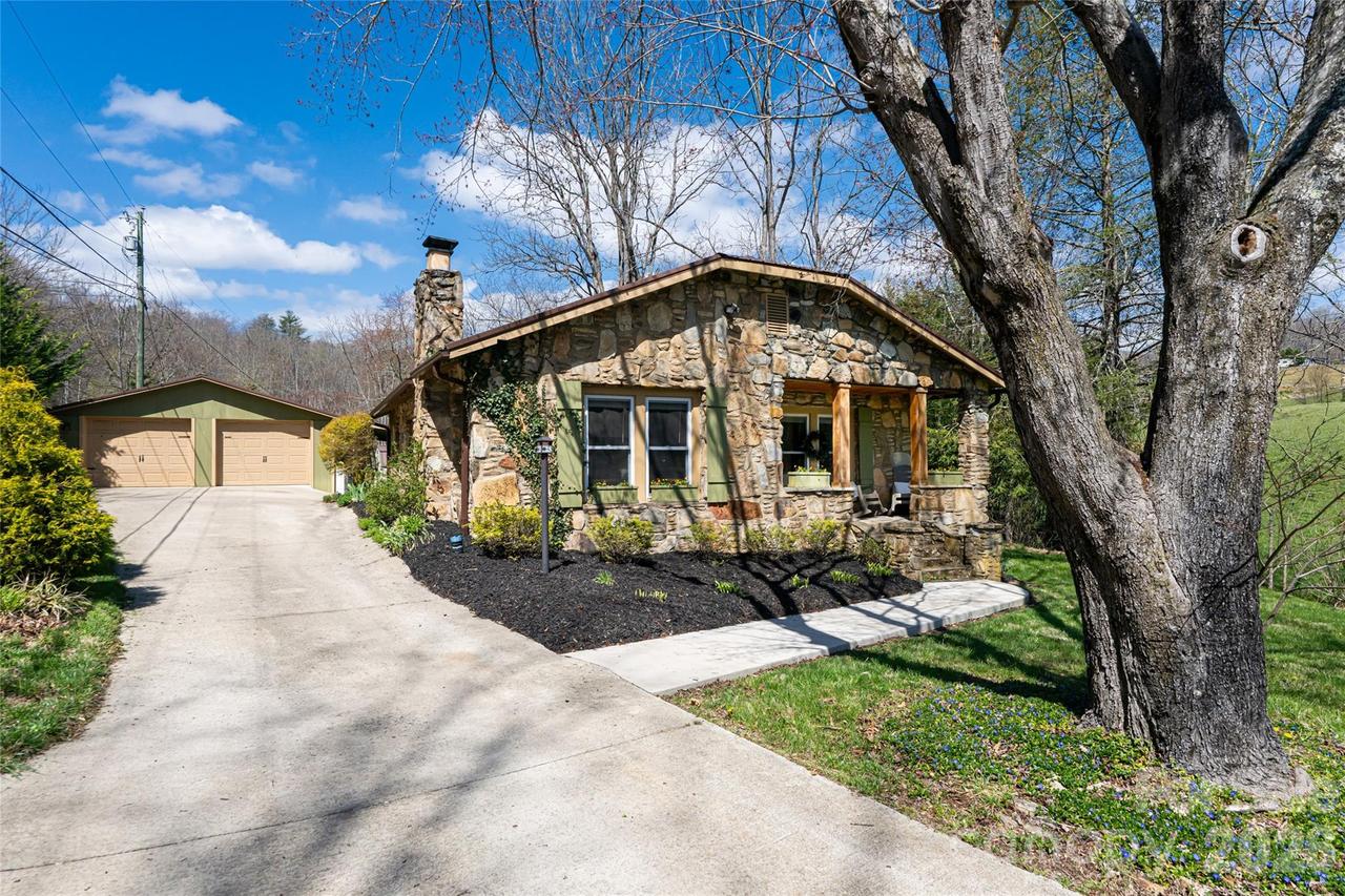 86 Rolling Hills Rd., Canton, NC 28716