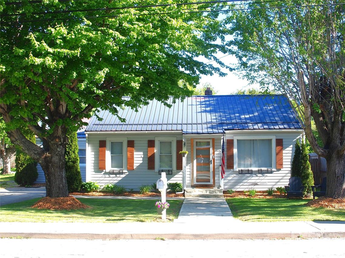 316 Hazelwood Ave., Waynesville, NC 28786