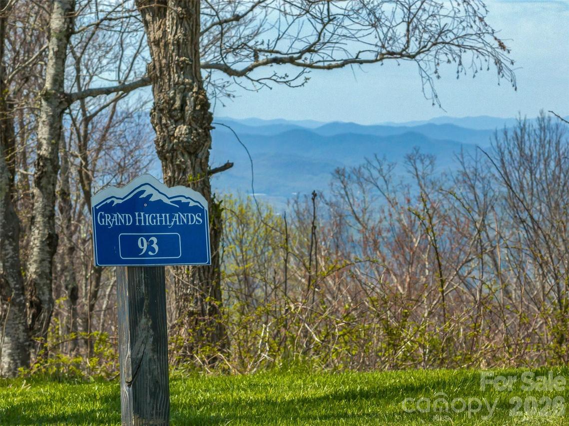 487 Grand Highland Dr., Hendersonville, NC 28792