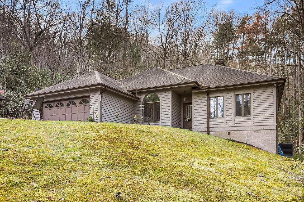446 Silver Fox Ln., Pisgah Forest, NC 28768