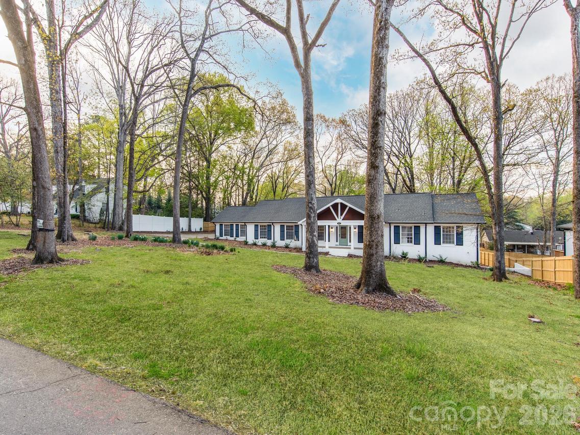 1632 Burtonwood Cir., Charlotte, NC 28212