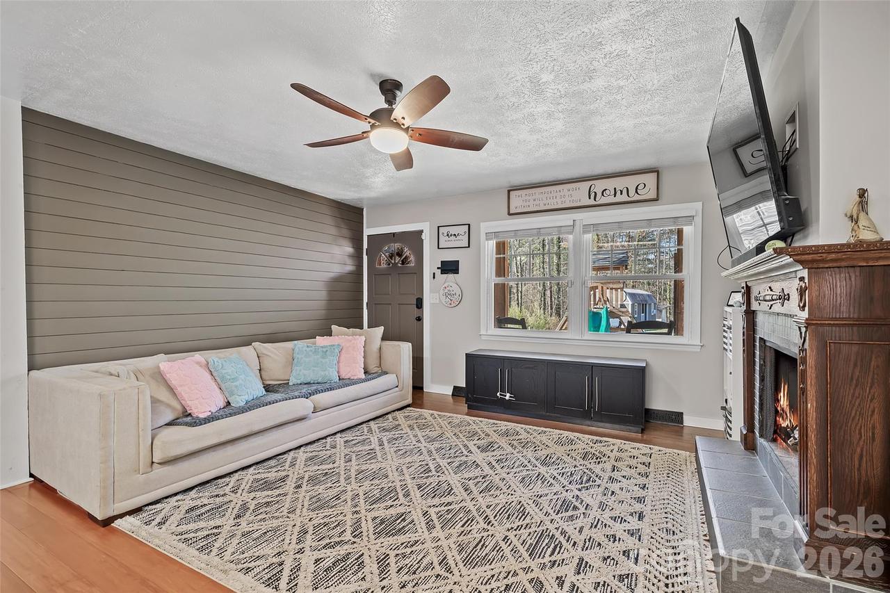 294 Timberlane Dr., Etowah, NC 28729