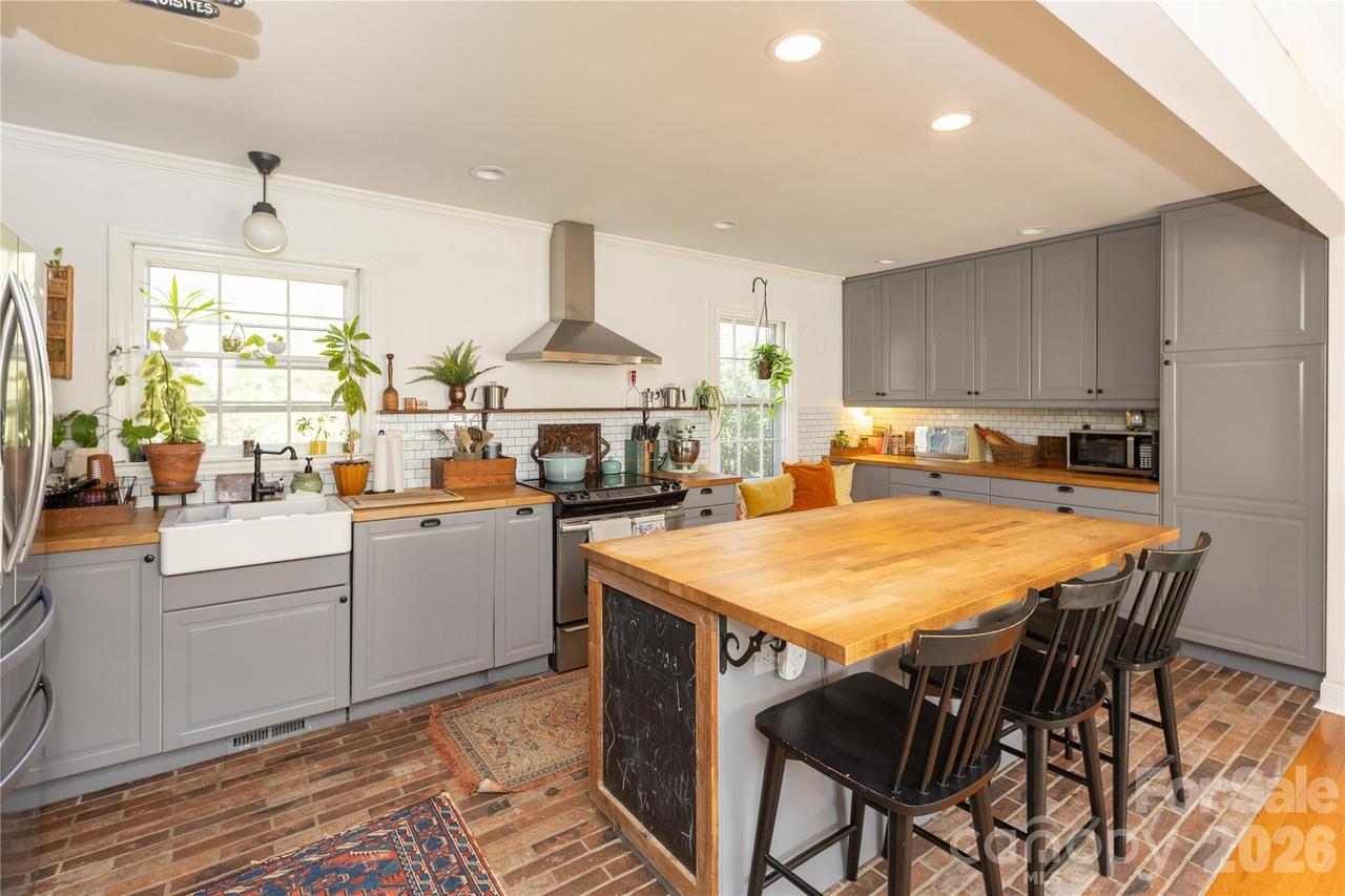 6701 Rugby Ln., Charlotte, NC 28226