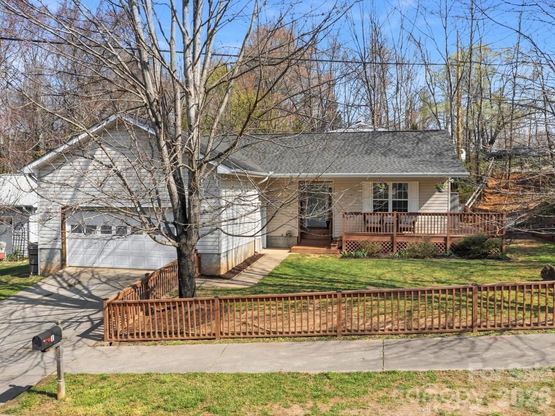 1 Mosers Pl., Candler, NC 28715