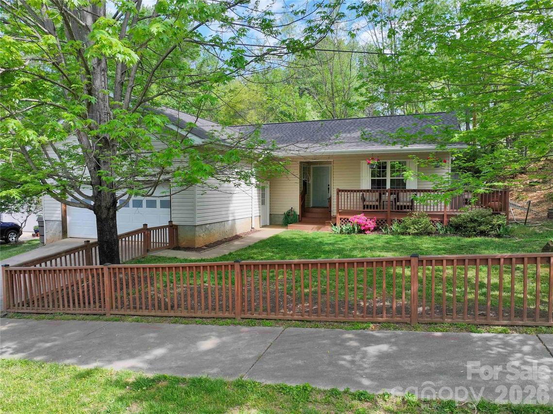 1 Mosers Pl., Candler, NC 28715