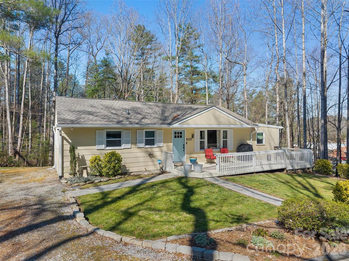 625 Lenox Pl., Hendersonville, NC 28739