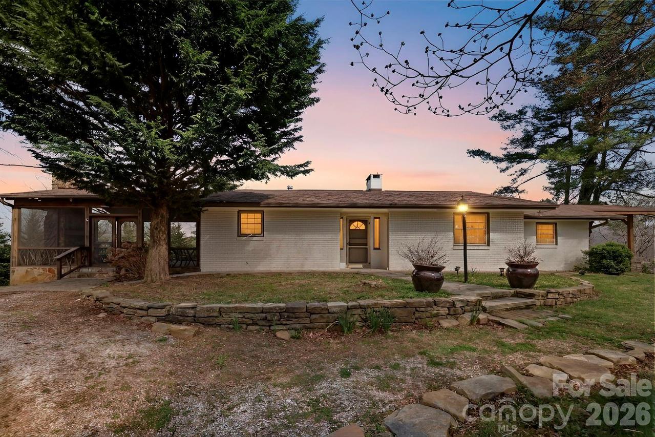 1032 Brightwater Dr., Hendersonville, NC 28739