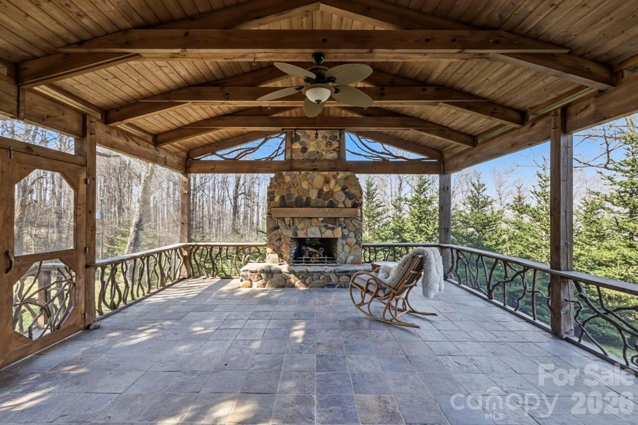 1032 Brightwater Dr., Hendersonville, NC 28739