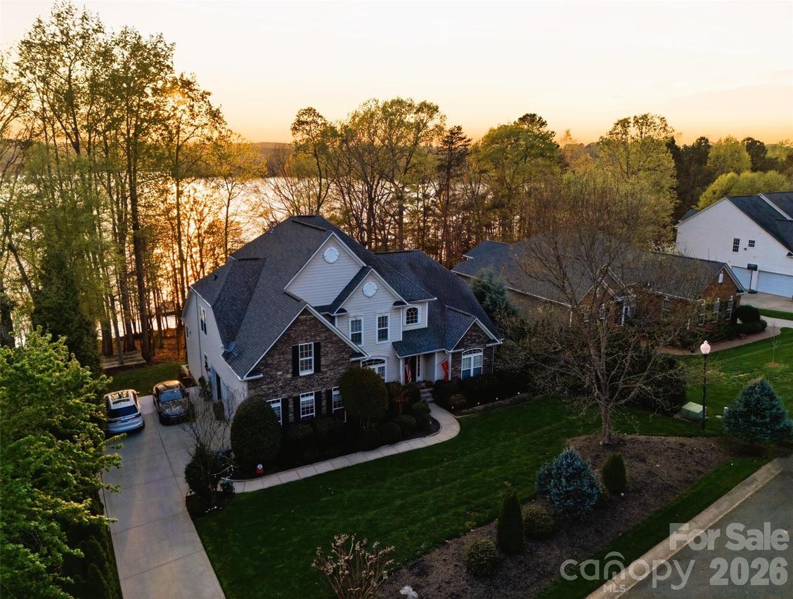 220 Woodwinds Dr., Mount Holly, NC 28120